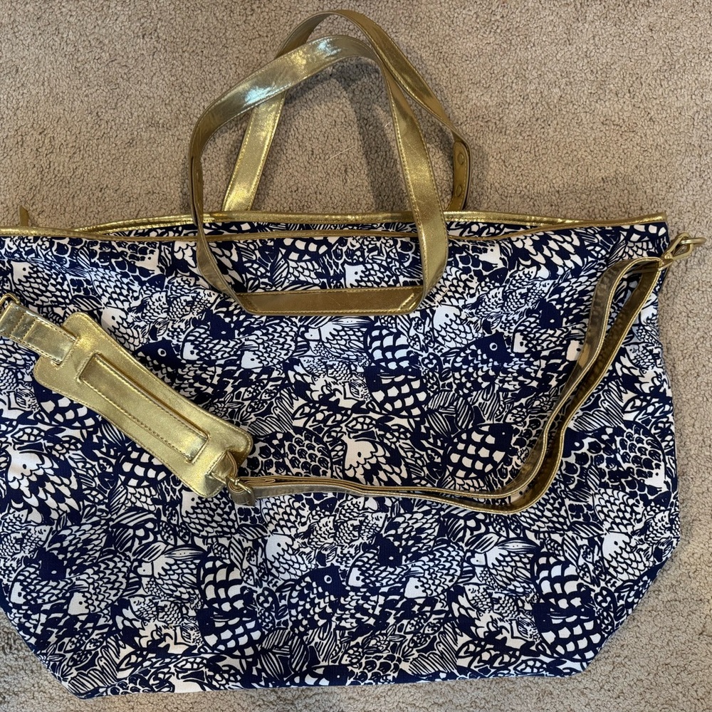 Lilly Pulitzer weekender bag tote navy and white fish. Perfect for summer!